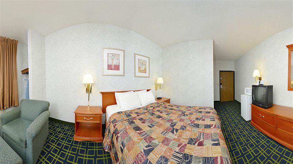 Days Inn By Wyndham Topeka Luaran gambar
