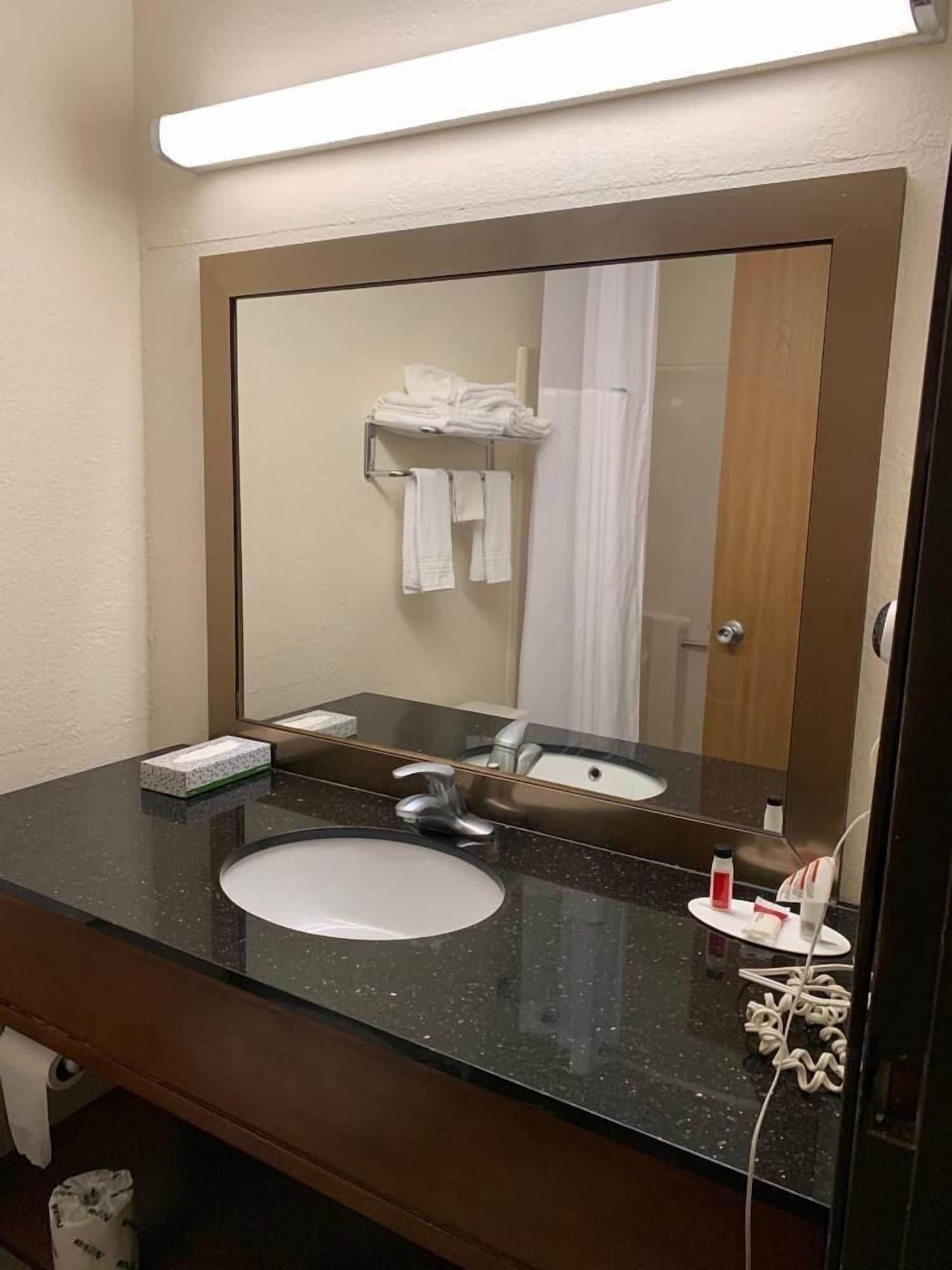 Days Inn By Wyndham Topeka Luaran gambar