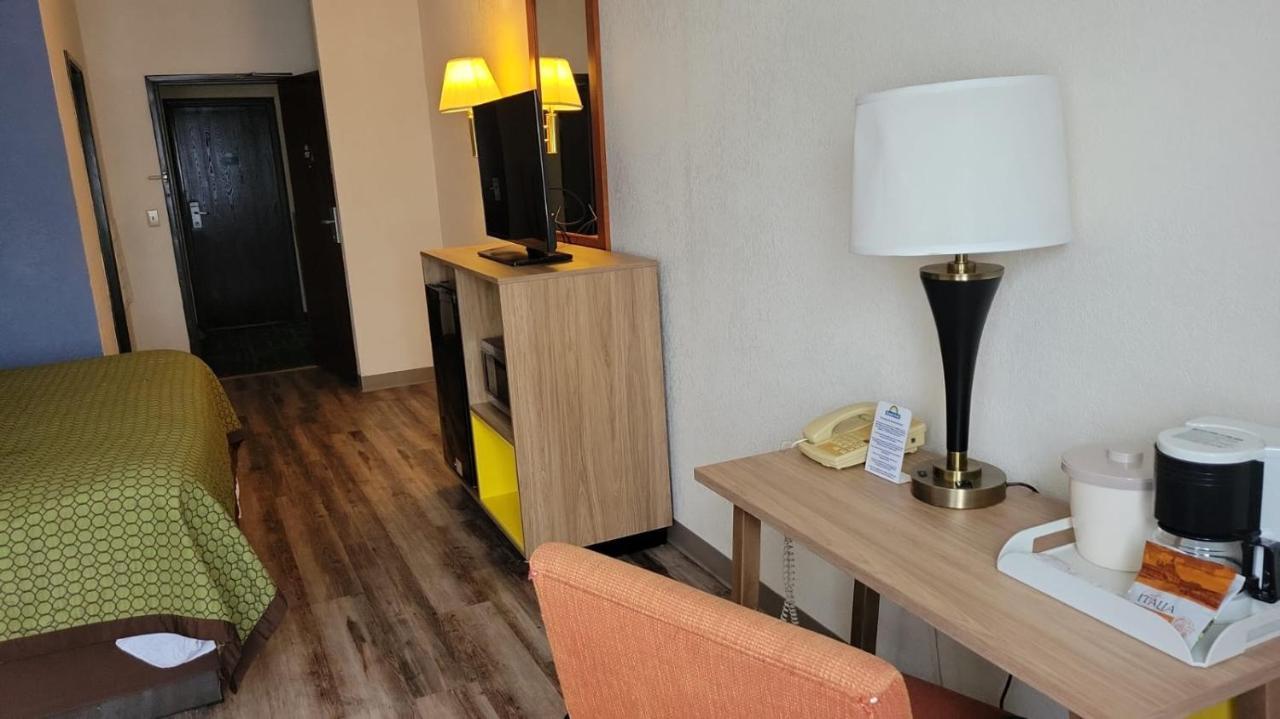Days Inn By Wyndham Topeka Luaran gambar
