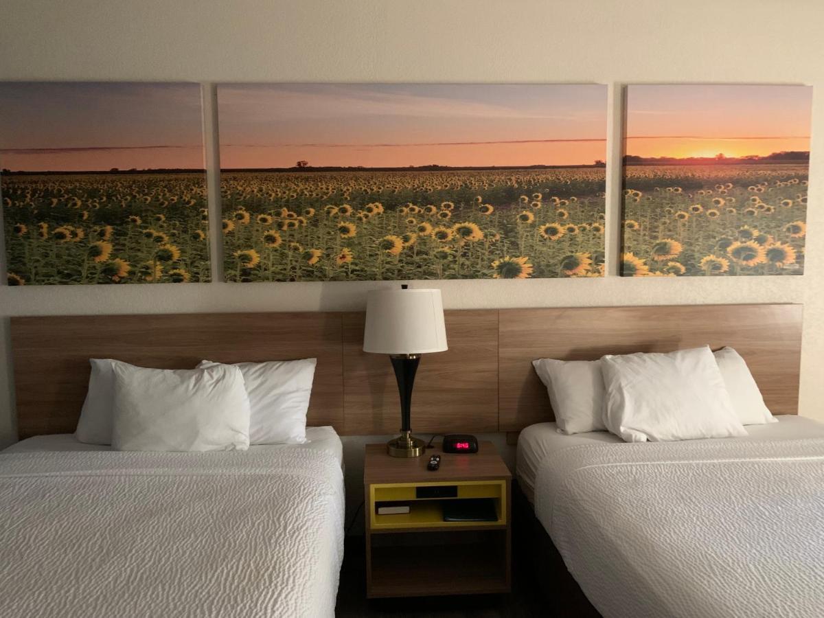 Days Inn By Wyndham Topeka Luaran gambar