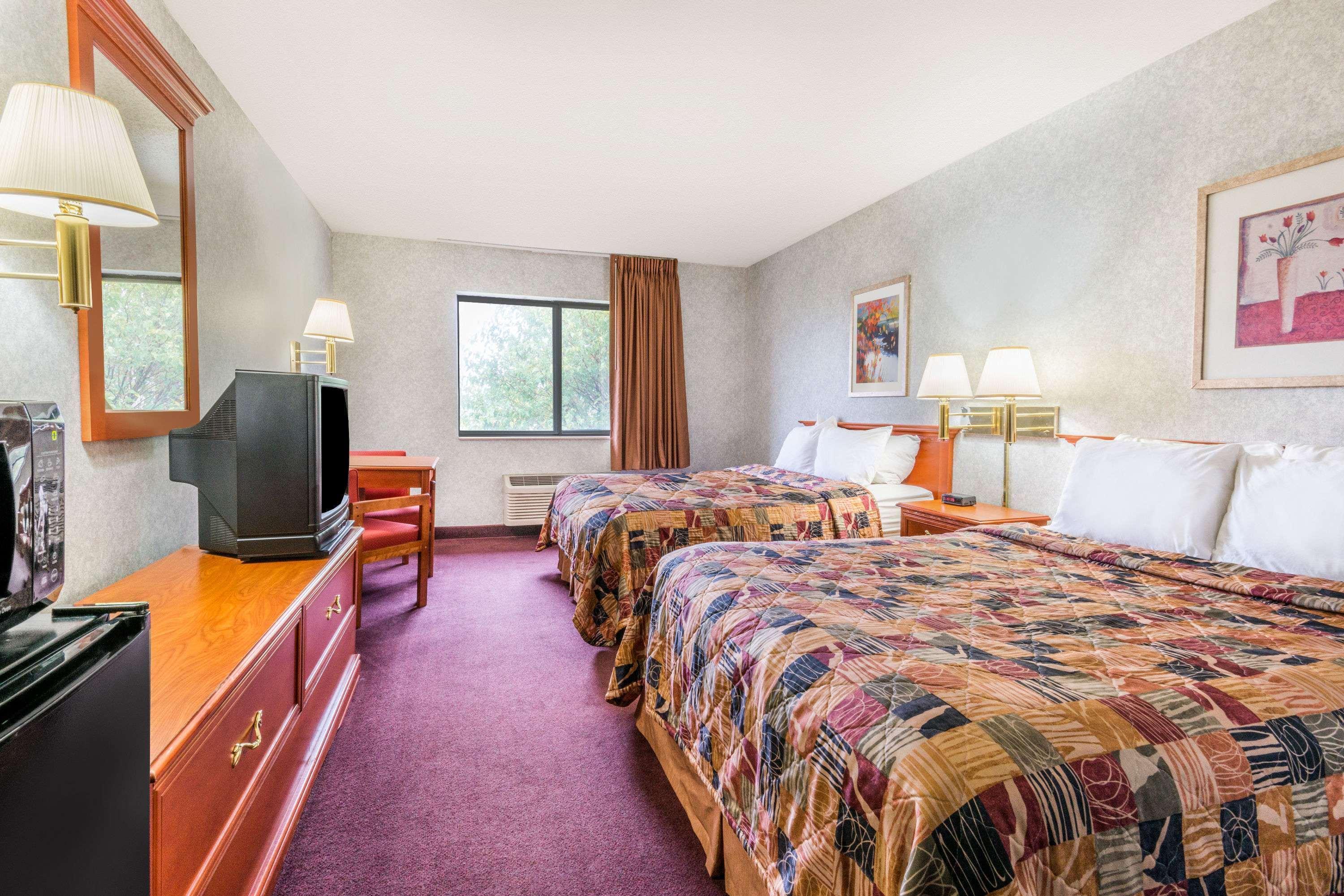 Days Inn By Wyndham Topeka Luaran gambar