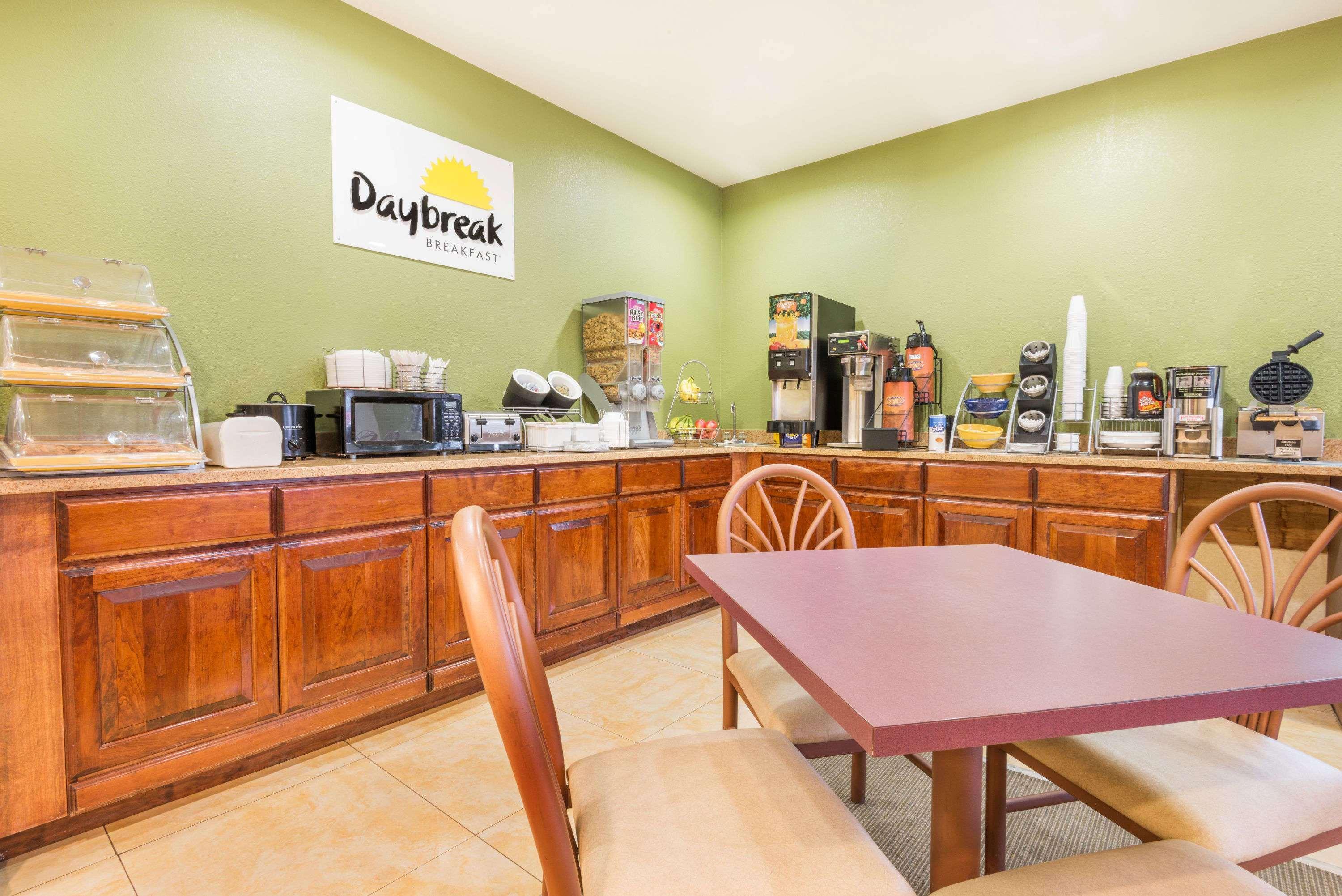 Days Inn By Wyndham Topeka Luaran gambar
