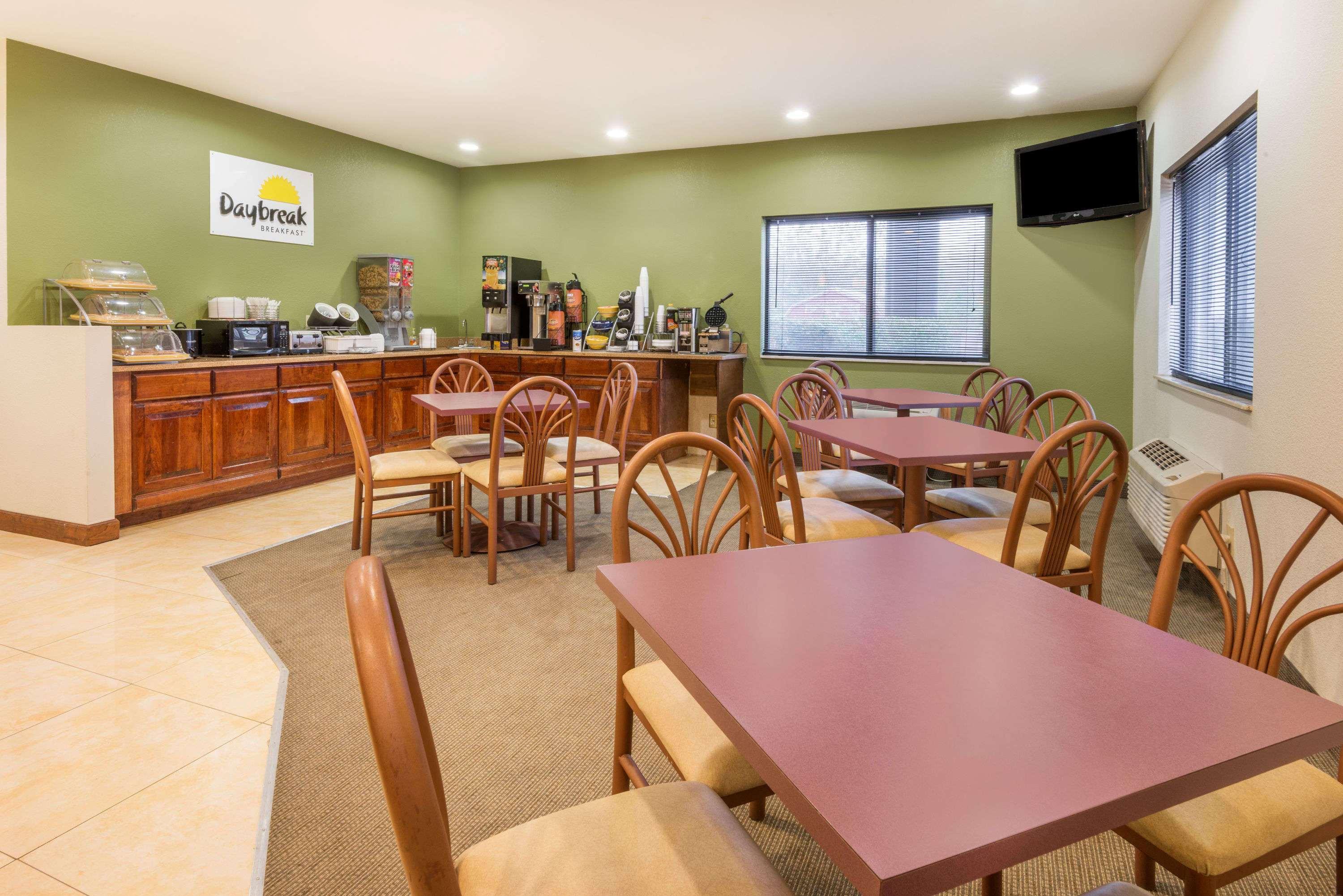 Days Inn By Wyndham Topeka Luaran gambar