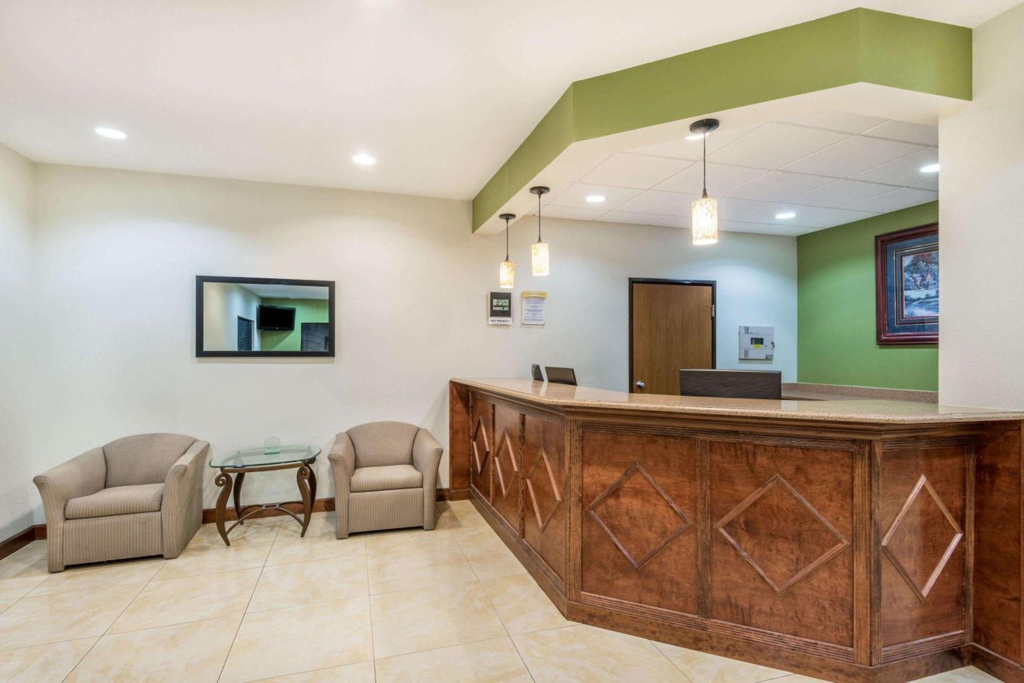 Days Inn By Wyndham Topeka Luaran gambar