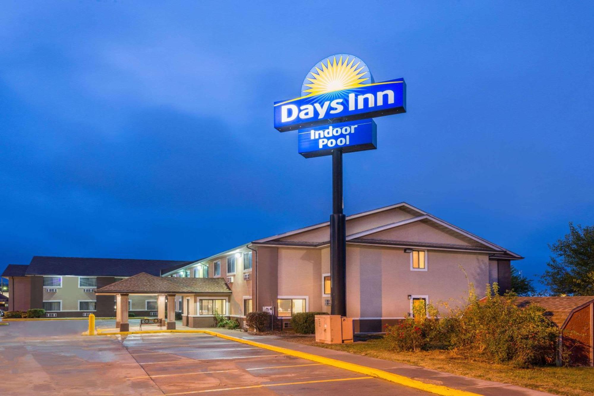 Days Inn By Wyndham Topeka Luaran gambar