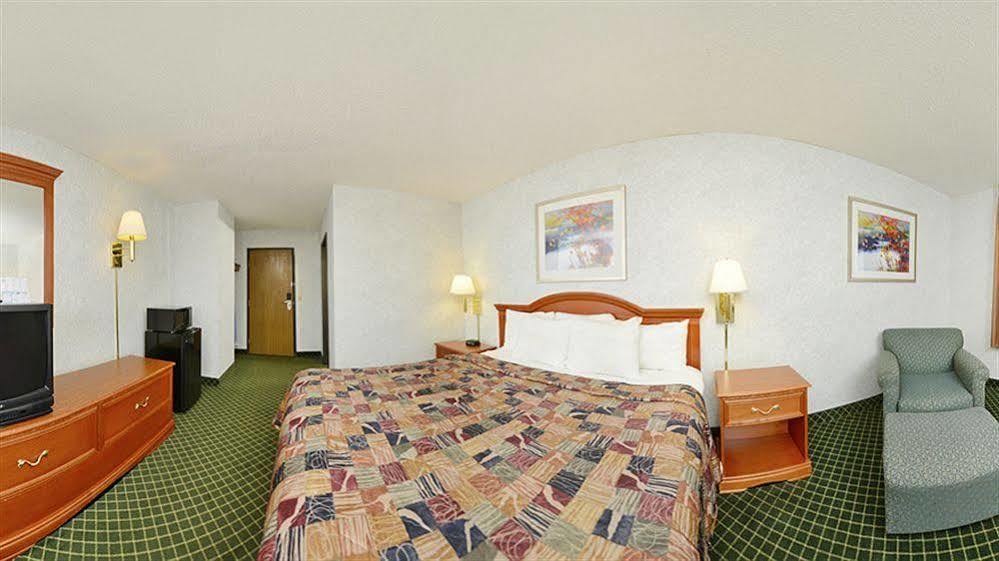 Days Inn By Wyndham Topeka Luaran gambar